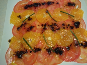 receta Carpaccio de tomate y naranja con vinagreta de ajo negro